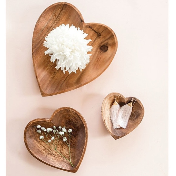 TLM MEDIUM ACACIA WOOD HEART SHAPED TRAYS (SIZE MEDIUM) one of a kind gift - Picture 1 of 3